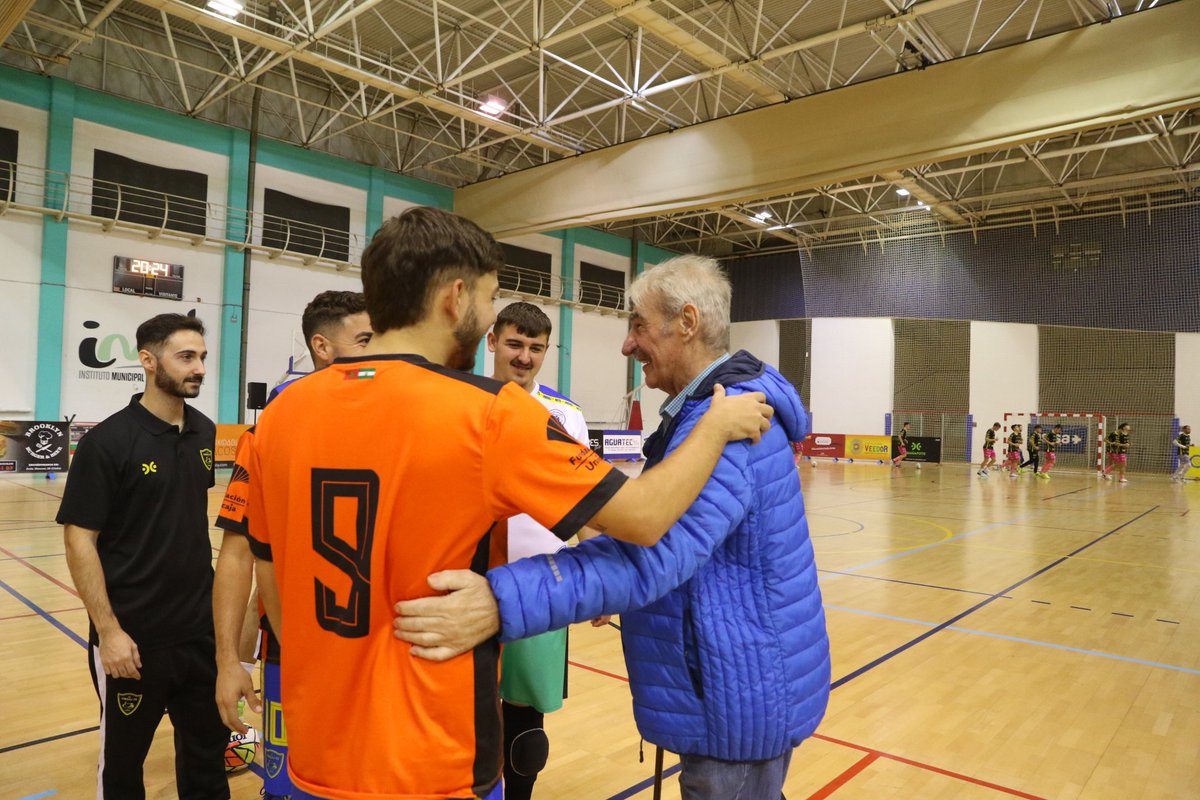 CDVirgiliCadiz's tweet photo. ¡La gran sorpresa del día! 

Nuestro luchador vicepresidente Francisco Márquez volvió al pabellón para ver a sus 'niños'.

Mucha emoción contenida 😭
Mucha ilusión en su vuelta 🥹

¡Todos estamos contigo en tu recuperación @pacocadi! 💪💪💪💛💙 https://t.co/M25d6AiOcz