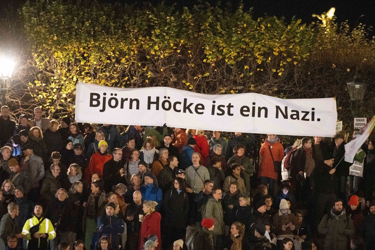 Pegida verliert an Mobilisierungskraft, in Sachsen gibt es aber weiterhin so viele rechtsextreme Demos wie nirgends sonst in Deutschland. Seit diesem Jahr versuchen Rechtsextreme wieder vermehrt, Menschen mit ausländerfeindlichen Themen zu mobilisieren.
jungle.world/artikel/2023/4…