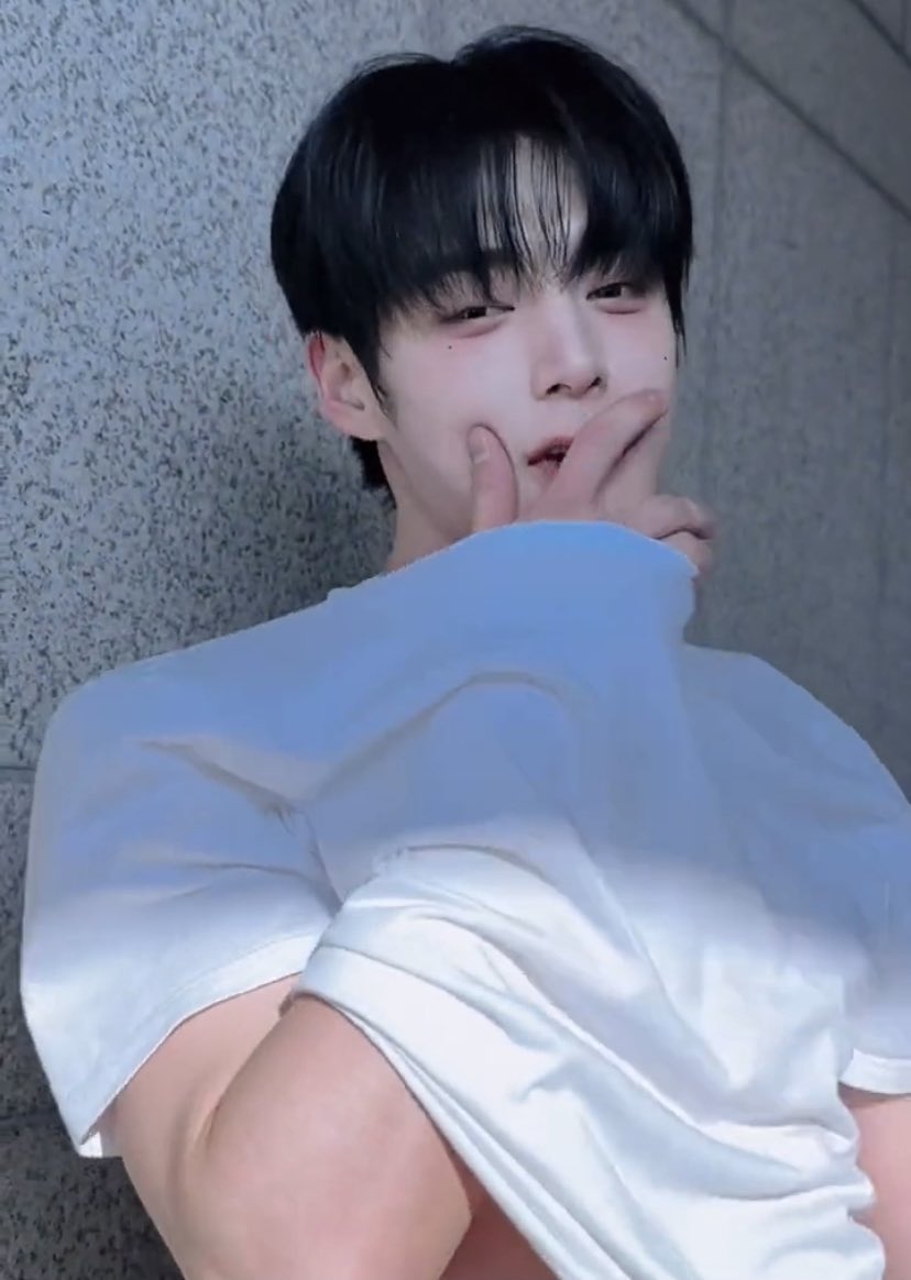 jiwoongth's tweet photo. GUYS HE LOOKS LIKE A MANHWA CHARACTER HERE HE'S SO UNREAL https://t.co/QDcbzCsM1e