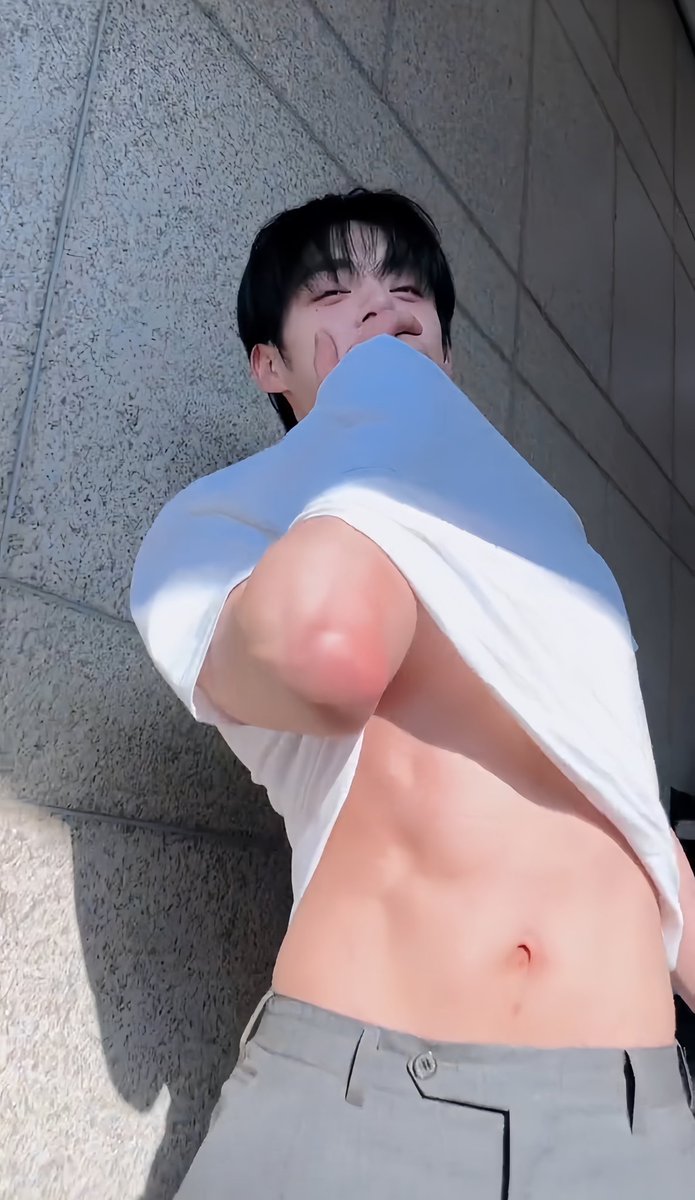 jiwoongth's tweet photo. GUYS HE LOOKS LIKE A MANHWA CHARACTER HERE HE'S SO UNREAL https://t.co/QDcbzCsM1e