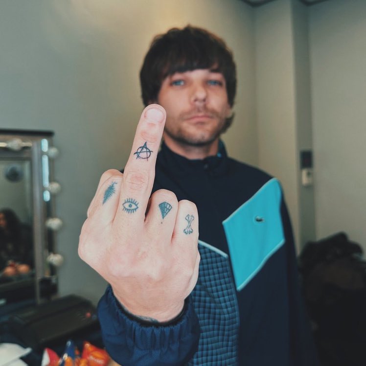 ltbrnews's tweet photo. Simplesmente, Louis Tomlinson com sua tatuagem nova, o símbolo do anarquismo. ❤️‍🔥 https://t.co/WACL1cLpZJ