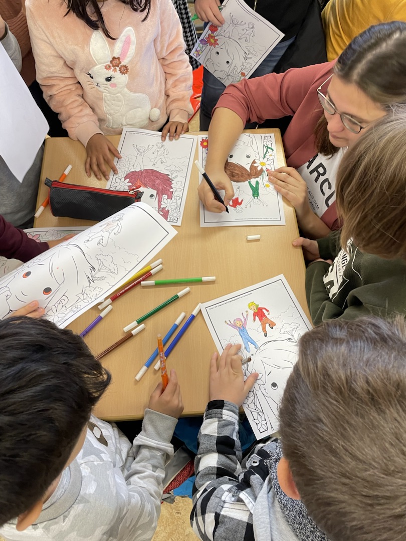 BeerwinkelBe's tweet photo. Wie lebt es sich eigentlich im bunten Regenbogenland und kann man wirklich auf einem Regenbogen rutschen? Diese und viele weitere Fragen stellten die Kinder der Klassen 3b und 3d beim bundesweiten #vorlesetag an die Kinderbuchautorin #janinefielitz #spandau #grundschule https://t.co/94bm5fppzJ