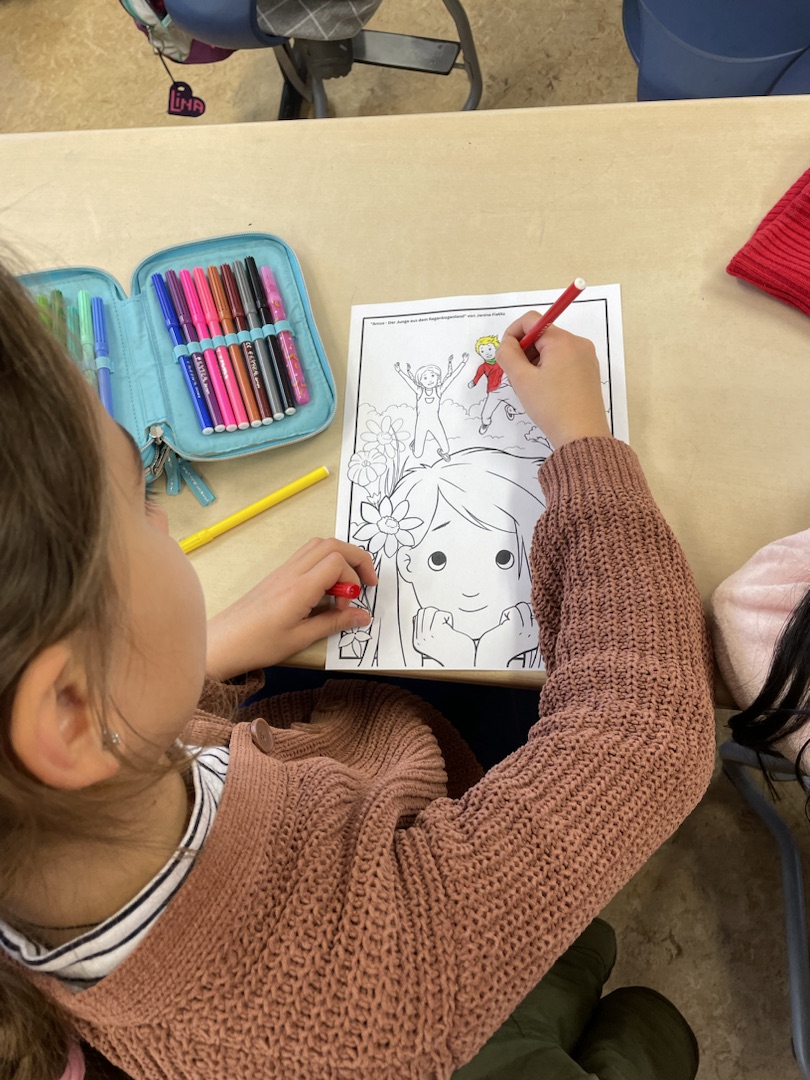 Wie lebt es sich eigentlich im bunten Regenbogenland und kann man wirklich auf einem Regenbogen rutschen? Diese und viele weitere Fragen stellten die Kinder der Klassen 3b und 3d beim bundesweiten #vorlesetag an die Kinderbuchautorin #janinefielitz #spandau #grundschule