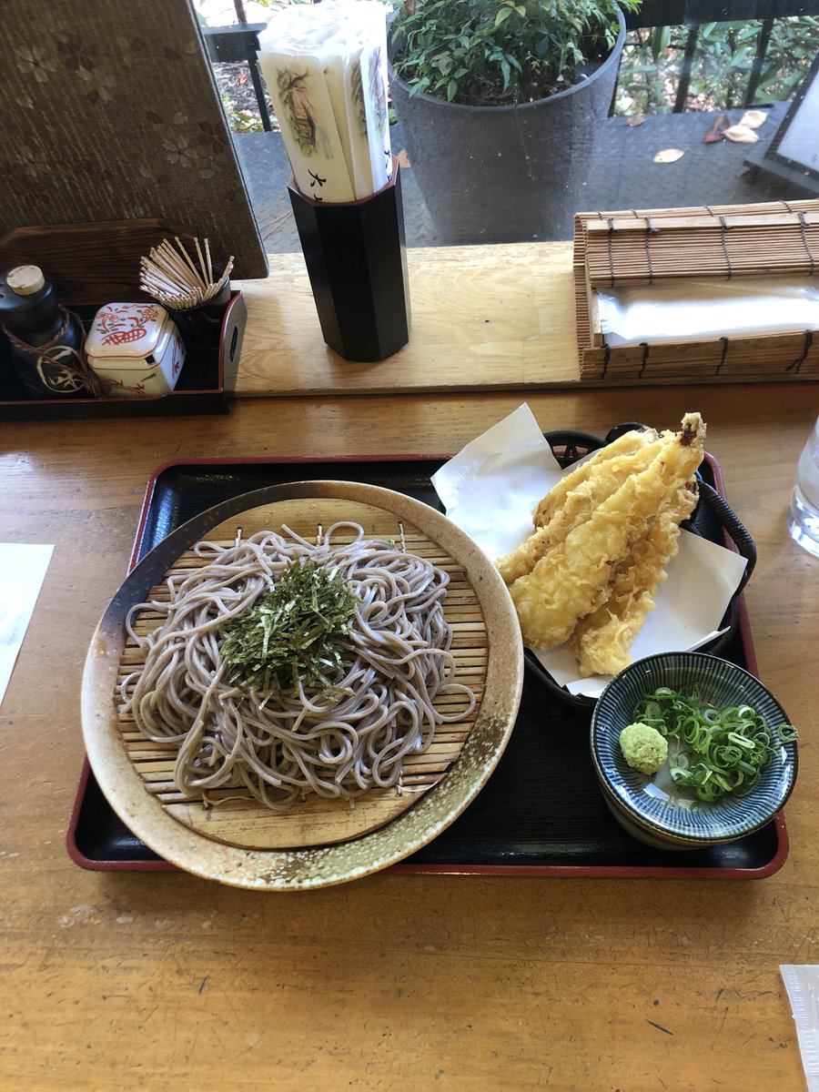 ushiushi37's tweet photo. 蕎麦食べて松ぼっくり拾った土曜日 https://t.co/AsVJFWPNUI