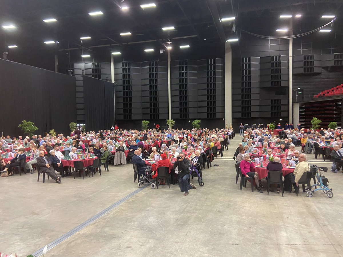 LudovicAssier's tweet photo. Toujours un moment de convivialité que le repas des ainés d’Alençon à Anova. Plus de 500 personnes présentes et 220 repas livrés. Pour beaucoup, parfois isolés, c’est un moment de solidarité important. https://t.co/dZ2z4LZvcD