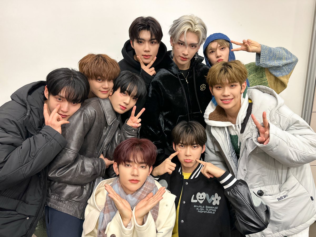 ZB1_official's tweet photo. _𝗭𝗘𝗥𝗢𝗙𝗢𝗖𝗨𝗦

:¨·.·¨:
`·..제로즈 만나고
제로즈 만나고
제로즈 만나니 3배로 더 행복한 하루💖

#ZEROBASEONE #ZB1
#제로베이스원 
#MELTINGPOINT #CRUSH #가시
#ZEROBASEONE_CRUSH https://t.co/7J2YEAZ9bs