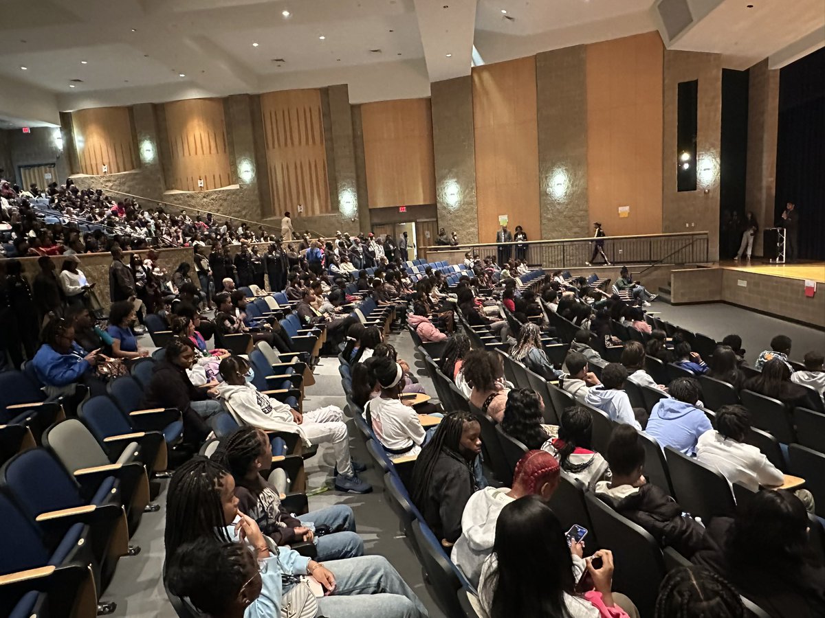 iamMonicaR220's tweet photo. Huge shout out to  @OneWestlake and @GlobalImpactAc1 for opening your doors and welcoming @SandtownMS 8th grade student body. Thank you for exposing scholars to pathways offered and options for high school. https://t.co/amwYP4qCgM