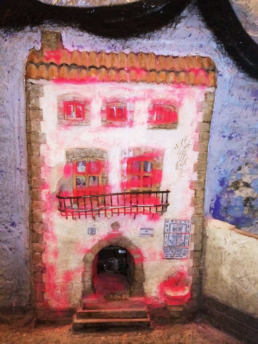 Tenía que pasar y al final pasó. Algún pintamonas tontolaba se ha cargado la casa de los gatos de la calle Museo. Una parte de la historia del barrio del Carmen que nos acompaña desde hace 20 años. Los papás de la criatura pueden estar orgullosos de la educación del zagal/zagala.