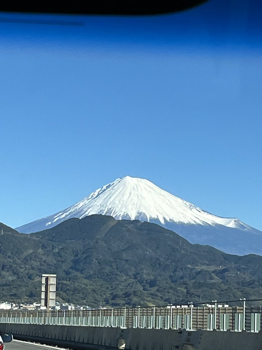 yuchanryo's tweet photo. 珍しくファン感に行かず富士へ🚗
ご飯とケーキ２種類5回頼めるお店で食べまくったあ☺️
明日からまた社畜頑張るぞ🫠 https://t.co/h0WNiuCYwt