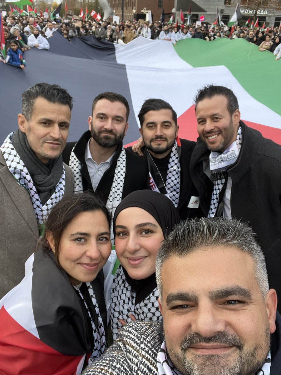 Voor rechtvaardigheid, tegen de bezetting, tegen het uitmoorden van weerloze burgers. Voor Palestina 🇵🇸 Omdat we mens zijn! #Palestinademo #Rotterdam