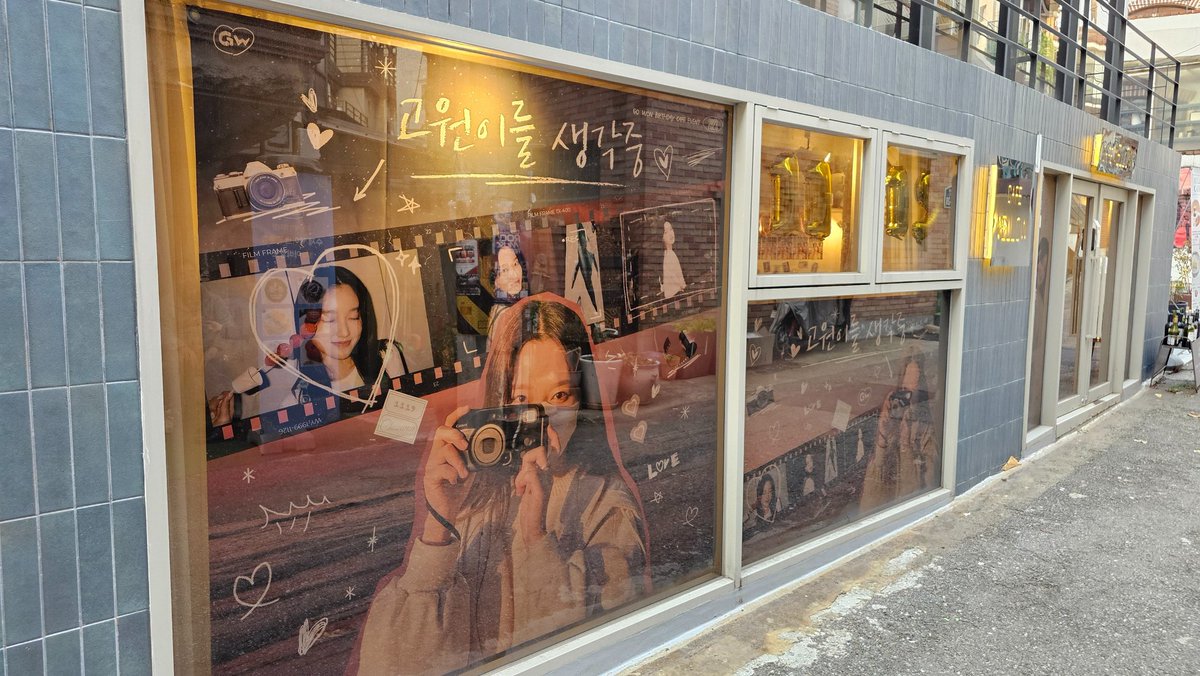 JUaintnoLIE's tweet photo. Wow such a lovely Gowon birthday cafe ❤️ and was lucky enough to see Gowon! The goods were really well made and the cafe was decorated so nice. The cheesecake was my favorite! Seeing our minty princess in person there was amazing 🥹
#ThinkingaboutGoWon
#고원이를_생각하며 https://t.co/T8CPPv6PlH