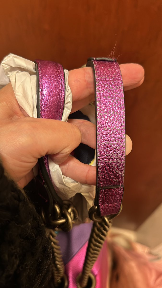 itzaaranda's tweet photo. @KurtGeiger I go my Kensington, I used for the first time last night and the colors are coming off everywhere from the purse 😑
Thats not normal :( https://t.co/yCa9WhUXXo