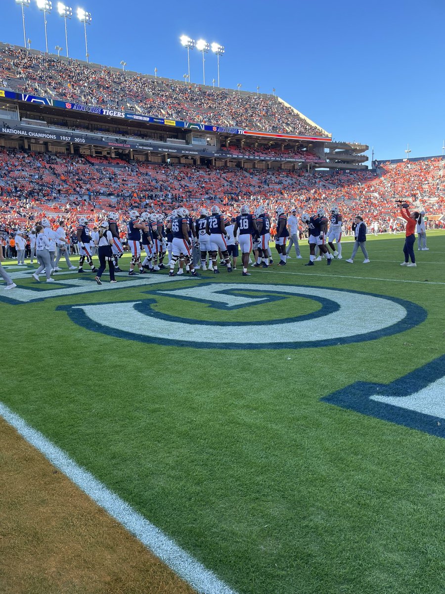JamesDeanSmith_'s tweet photo. Had a good time at @AuburnFootball game yesterday. @RecruitGeorgia #DE #DT @KACWarriorFB https://t.co/4ZRno43xQO