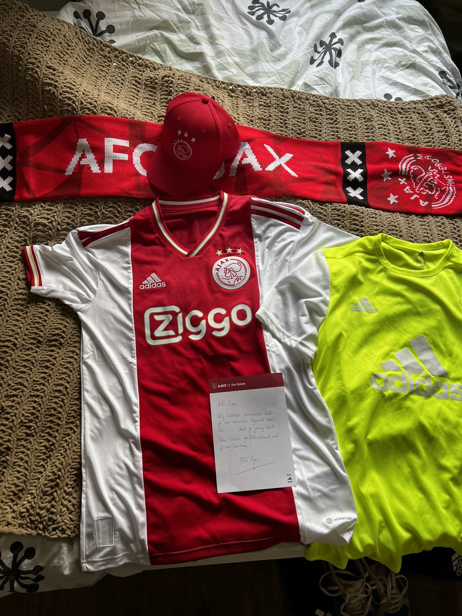 Sammos00's tweet photo. @AjaxFancare onwijs bedankt voor het regelen van dit!!! Ik ben er onwijs blij mee, dit krijgt een mooi plekje in de lijst van me andere shirt van jullie😊 https://t.co/ZrXTxKUpqL