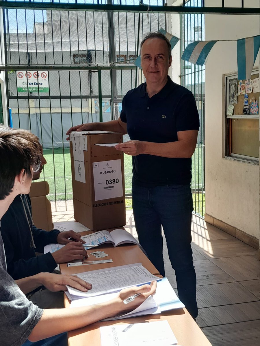 Muy contento de que podamos
ejercer el voto en estos 40 años de democracia, eligiendo el futuro de la argentina que queremos. 

Es muy importante que los vecinos y vecinas puedan participar de esta nueva jornada democrática en tranquilidad y en paz. 
#EleccionesArgentina