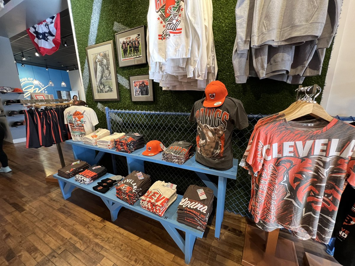 GVartwork's tweet photo. Huge game! And we have dropped some 🔥🔥🔥 the last few weeks! 

Time for a Gameday Giveaway!! 

Repost, follow us and guess the exact score below to win a $50 GV gift card to start your Holiday shopping right away! https://t.co/r8FIypVsTH
