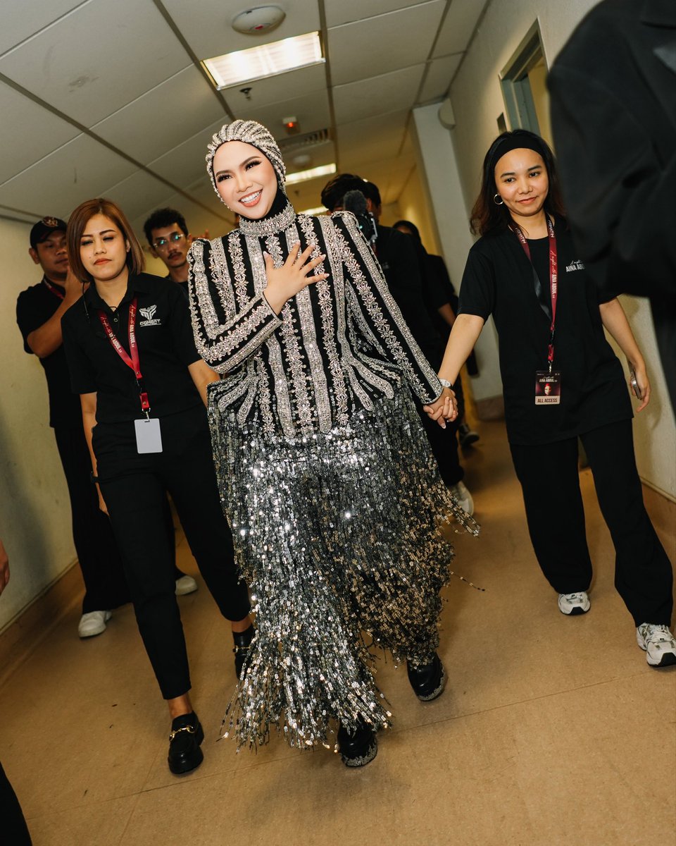 ainaabdulmusic's tweet photo. One of the most fun outfits to rock on stage 🤍 #ANightWithAinaAbdul big thanks to Rizman Ruzaini.. https://t.co/dKce9oe89g