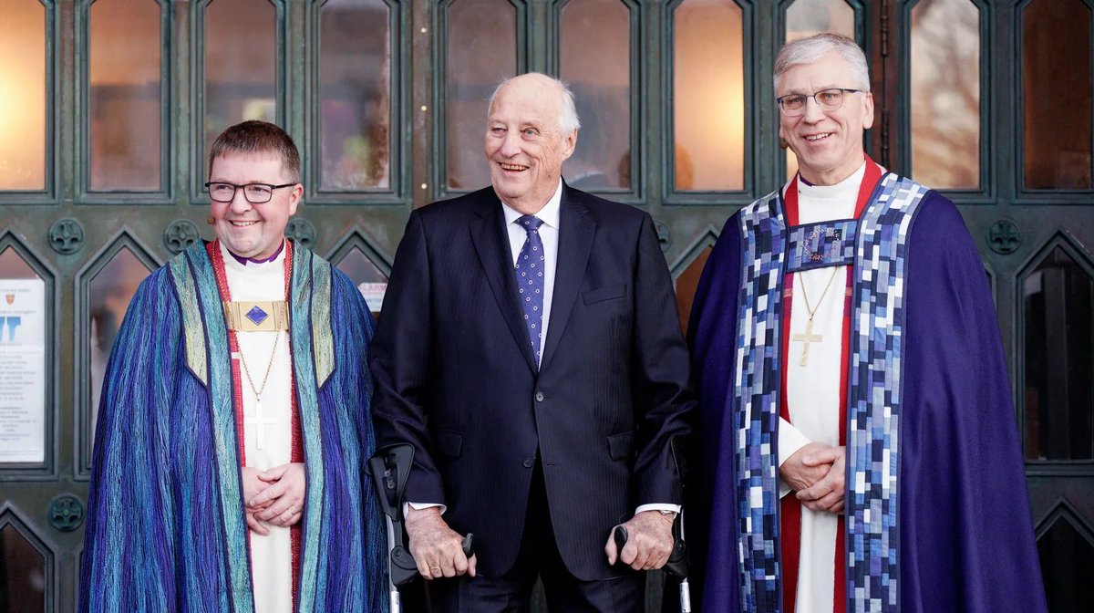 I en høytidsstemt gudstjeneste ble Svein Valle vigslet til biskop i Bodø domkirke. Kong Harald stod på gjestelisten sammen med biskoper fra inn- og utland, menighetsrådsledere i bispedømmet og bodøværinger
kirken.no/nb-NO/om-kirke…