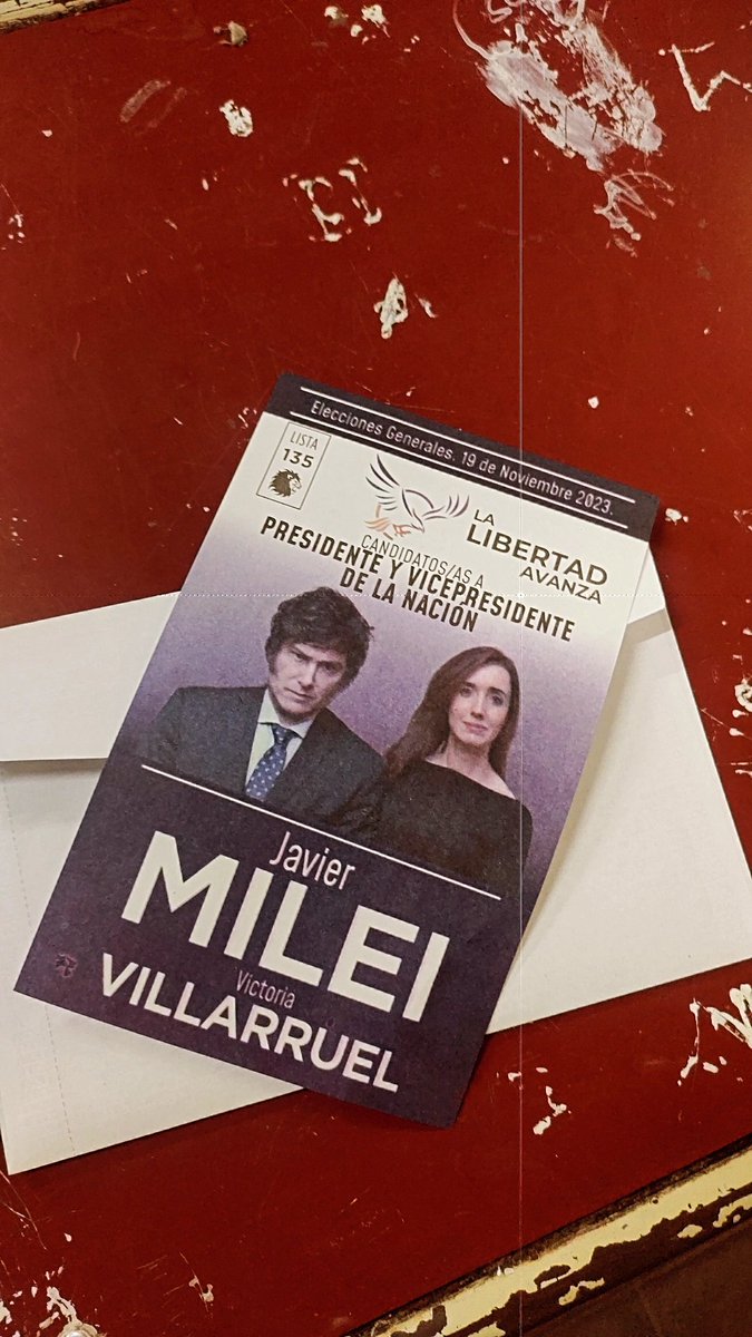 es con milei <a href="/JMilei/">Javier Milei</a> <a href="/VickyVillarruel/">Victoria Villarruel</a> ya vote 🏃