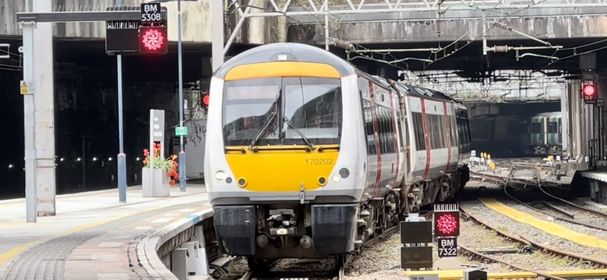 PlatformEdge1's tweet image. Was waiting for a TfW 170 to pass through but it went via Camp Hill 😅

So here is a photo of 170202 passing through New Street earlier this year #Class170 

🗓️ 30/04/23