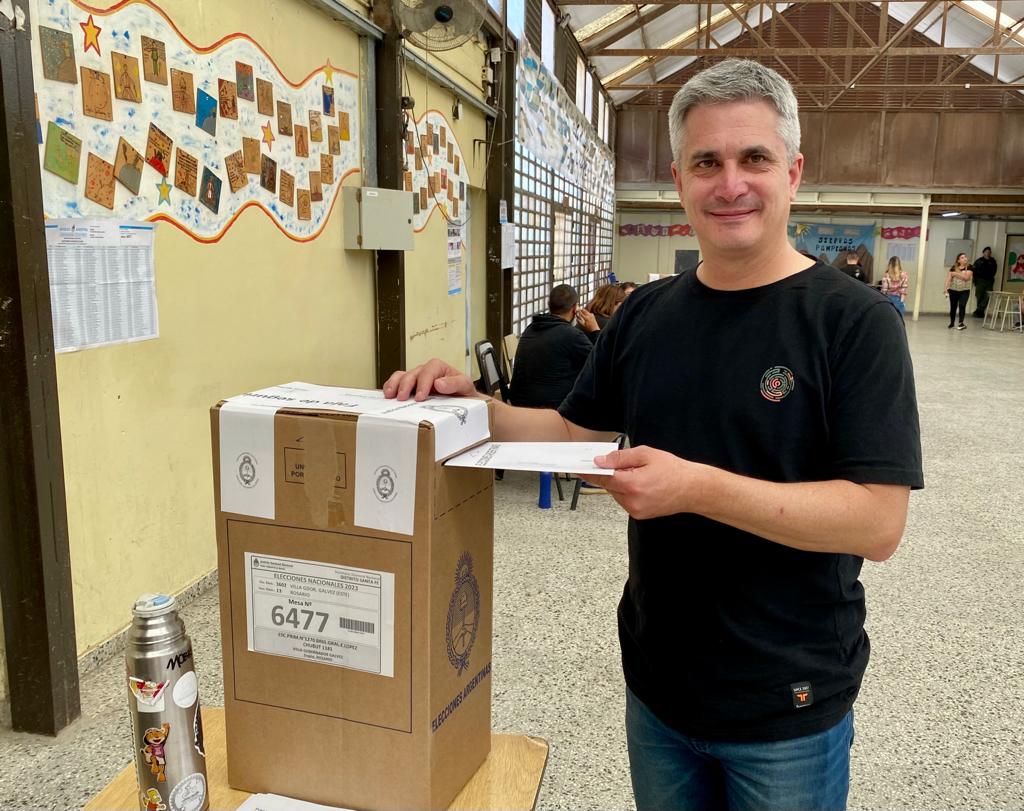 Acabo de emitir mi voto, y lo hice con la ESPERANZA de que Argentina encuentre el camino del consenso, la estabilidad y el crecimiento que todos queremos.
También con el COMPROMISO CIUDADANO de trabajar para que la Sociedad y el País que merecemos sea posible. 
#DemocraciaSiempre