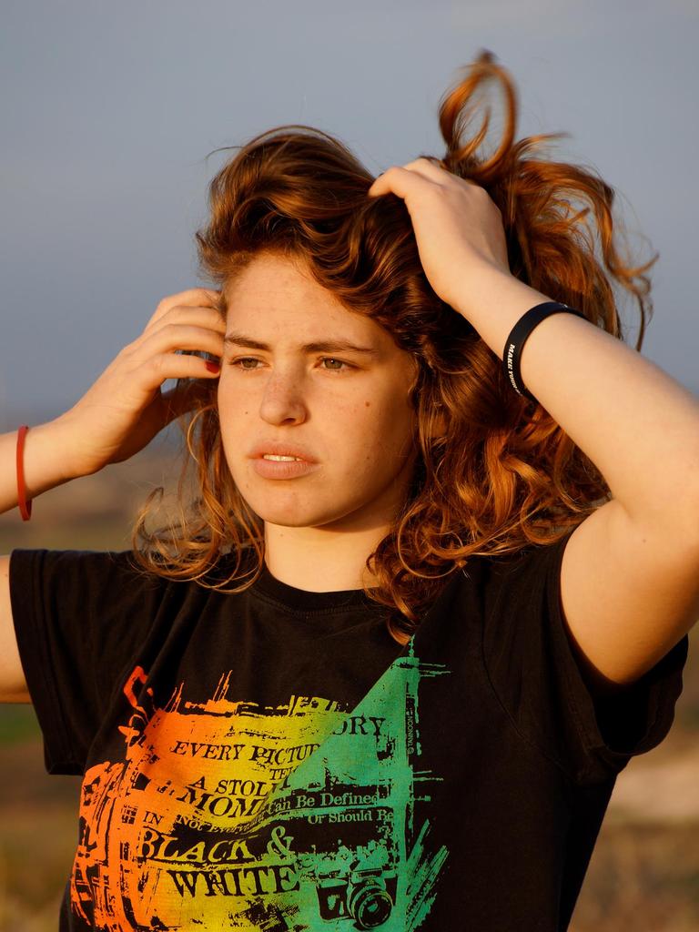 Apuntes_'s tweet photo. Inbal Rabin-Liberman, 26 años, era la coordinadora y única mujer del equipo de seguridad del Kibutz Nir Am (el mayor tenía 59 años). El 7-oct percibió que las explosiones eran algo más allá de la rutina cohetes - correr al refugio, convocó a su equipo de 12 y repartió las armas > https://t.co/JqeT0roV6B
