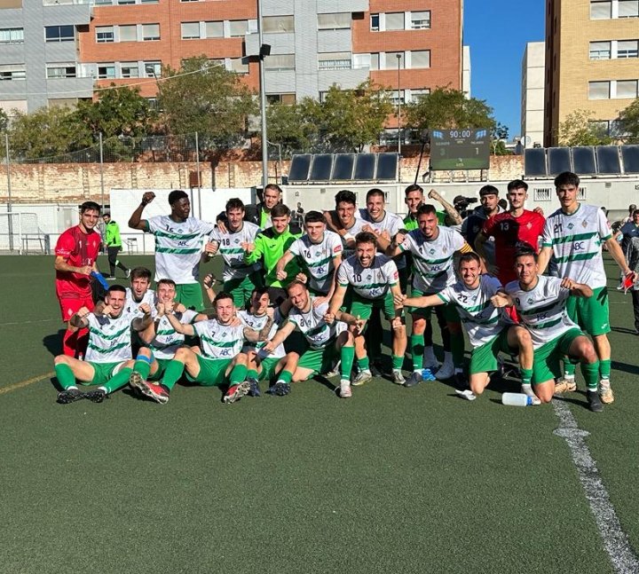 uesants's tweet photo. PRIMER EQUIP

DIUMENGE DE +3 🤍💚

@uesants 3 - 1 @palamoscf 

#orgullsantsenc⚪🟢 https://t.co/isuCxvY9aM