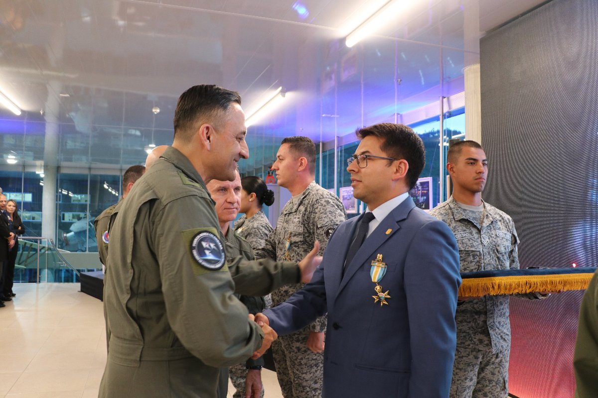 DISCuniandes's tweet photo. #OrgulloDISC |  👏  Prof. Mario Linares, condecorado con la medalla "Servicios Distinguidos a la Inteligencia Aérea" por la Fuerza Aérea colombiana. Reconocimiento a su destacada labor en operaciones FAC. ¡Felicidades por este logro!
+info aquí: https://t.co/FtBbqIiGvv https://t.co/6MJoVHX5uq