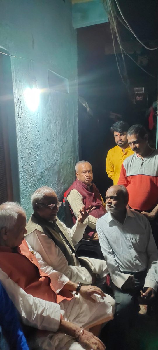 आज धनबाद के केंदुआ में हुए अग्निकांड पीड़ित परिवार से पूर्व सांसद श्री <a href="/dadaidubey/">Chandra Shekher Dubey</a> जी ने मुलाकात की एवं इस  घटना पर दुःख जताया। साथ ही पीड़ित परिवारजनों से मिलकर हर संभव सरकारी सहायता एवम इस दुःख की घड़ी में पीड़ित परिवार के साथ खड़ा रहूंगा।