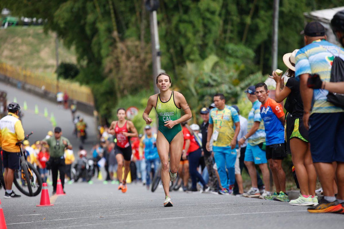 #MásMujeresEnElDeporte ¡Qué demostración de nuestras atletas!

🏊‍♀ 900 m.
🚴‍♀ 12 km.
🏃‍♀ 4.8 km.

Carolina Velasquéz y Alejandra Vargas, del #EquipoCaldas, se quedan con el 🥇 y 🥉 en triatlón eliminator enduro. La 🥈 fue para Diana Castillo del #EquipoValle.
