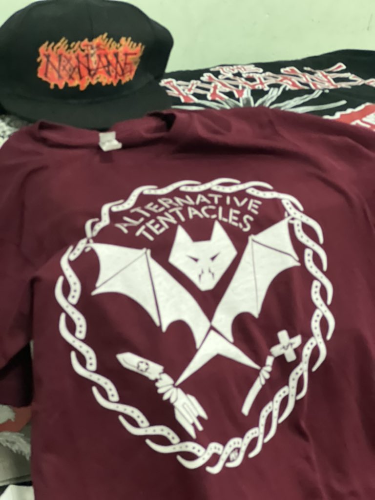 rayyao1018's tweet photo. thanks for the shirt！David  🍻 
#thenoname #nonamepunks #punkrock #tour  #Alternativetentacles https://t.co/fNzje89WlA