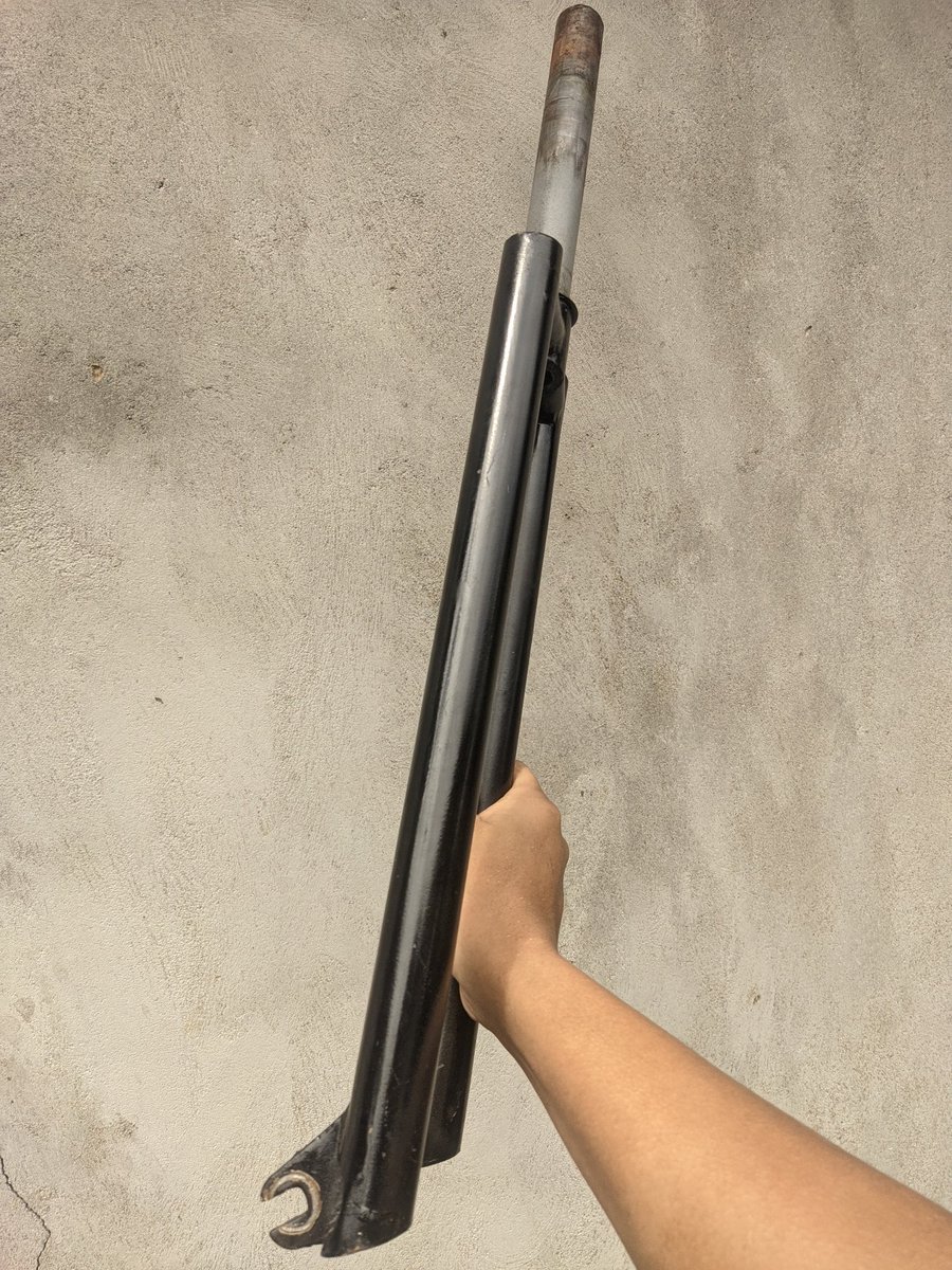 feihunkz's tweet photo. WTS Fork gatau namanya, copotan beli fullbike kemaren. cocok buat FGFS/Tracklocross.oversize, panjanh steertube 19cm
200K aja
#fnfjb https://t.co/pGBSmnJqmZ