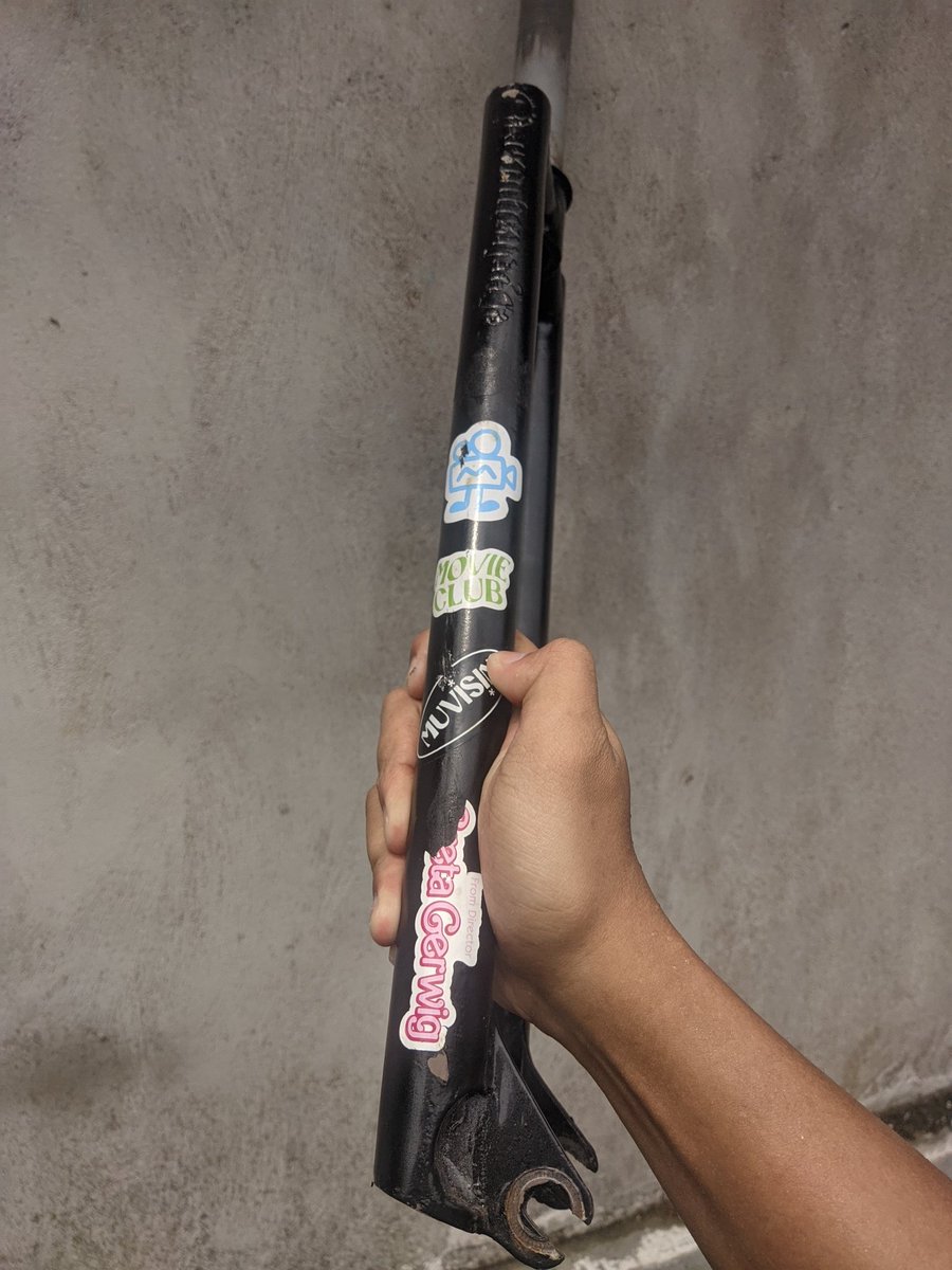 feihunkz's tweet photo. WTS Fork gatau namanya, copotan beli fullbike kemaren. cocok buat FGFS/Tracklocross.oversize, panjanh steertube 19cm
200K aja
#fnfjb https://t.co/pGBSmnJqmZ