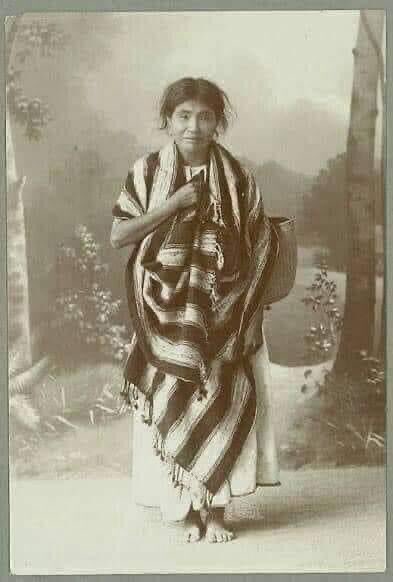 maximiliano1_mx's tweet photo. “A CHUCHITA LA BOLSEARON"

Chuchita era una muchacha de nombre Jesusa que nació en 1865, su labor era ir al mercado y comprar víveres para sus patrones, pero la tarde del domingo 22 de julio de 1915, llegó chuchita diciendo que la habían bolseado y que por eso regresaba sin nada. https://t.co/4t0k9L5Og1