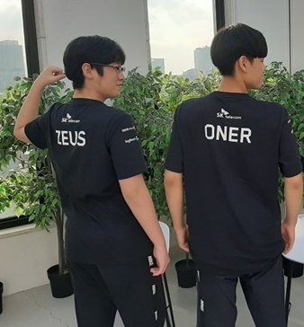 whppd1's tweet photo. zeus and oner have been playing together throughout their career

they started at the academy together
they smurf at the academy together
they went through subs together
they failed at multiple finals together

and now...

they won worlds together 🏆 https://t.co/skA7H0I1tN
