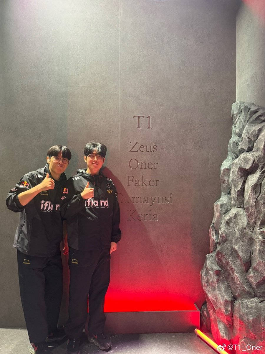 whppd1's tweet photo. zeus and oner have been playing together throughout their career

they started at the academy together
they smurf at the academy together
they went through subs together
they failed at multiple finals together

and now...

they won worlds together 🏆 https://t.co/skA7H0I1tN