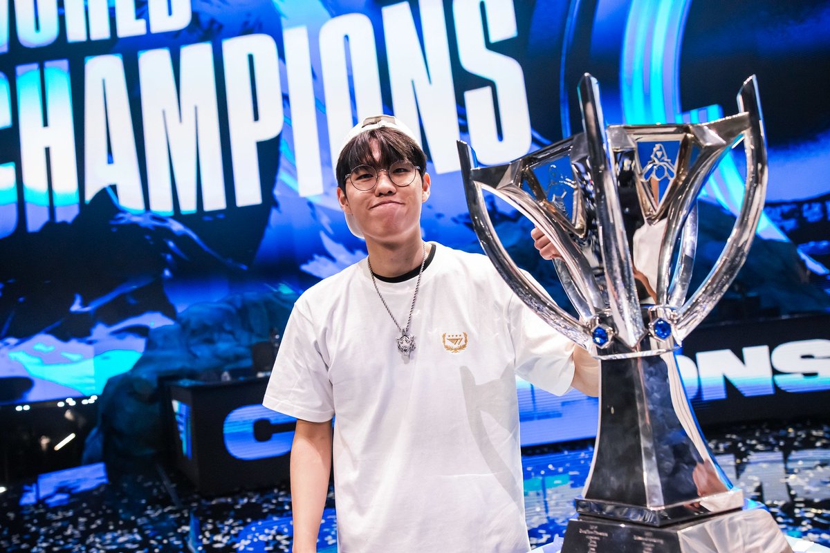 whppd1's tweet photo. zeus and oner have been playing together throughout their career

they started at the academy together
they smurf at the academy together
they went through subs together
they failed at multiple finals together

and now...

they won worlds together 🏆 https://t.co/skA7H0I1tN