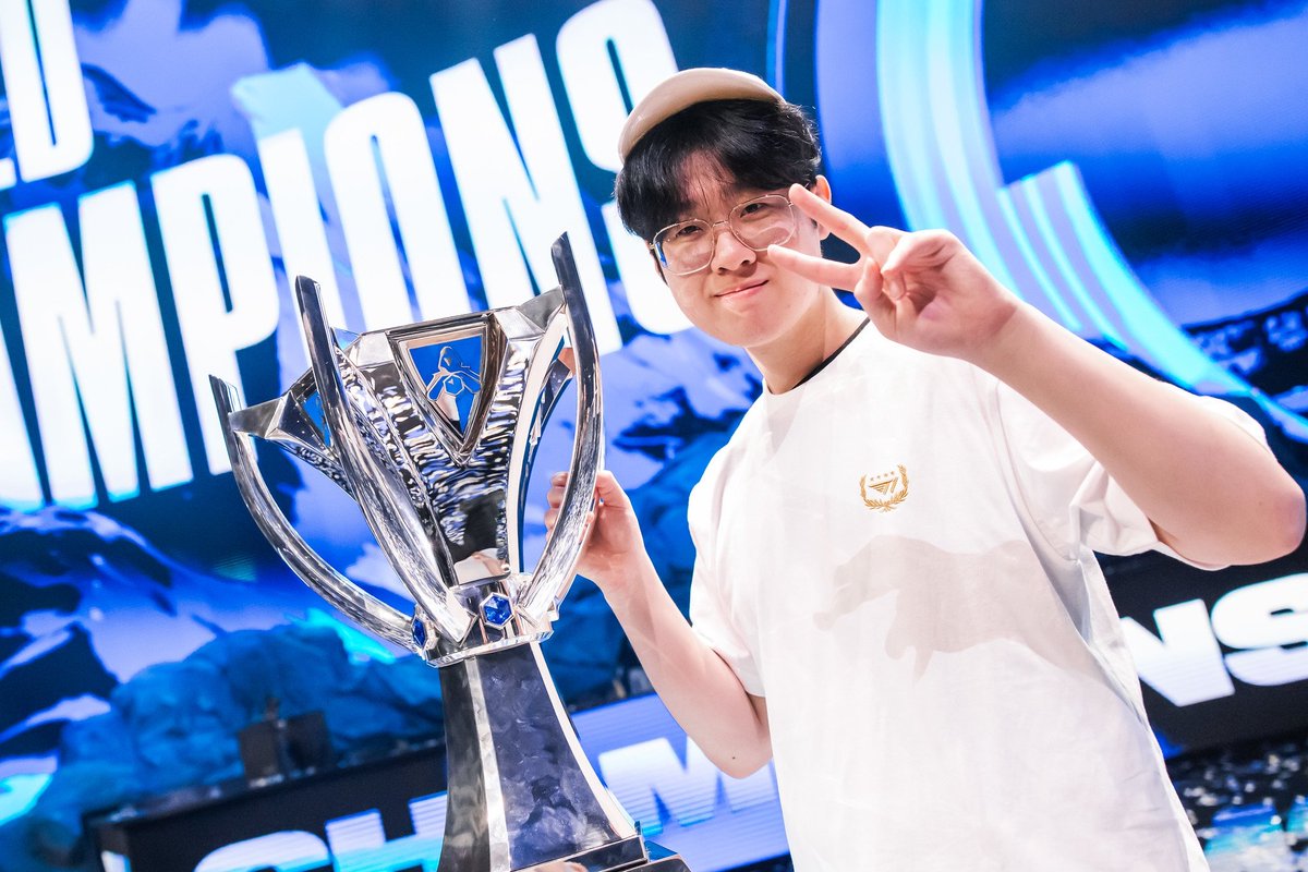 whppd1's tweet photo. zeus and oner have been playing together throughout their career

they started at the academy together
they smurf at the academy together
they went through subs together
they failed at multiple finals together

and now...

they won worlds together 🏆 https://t.co/skA7H0I1tN
