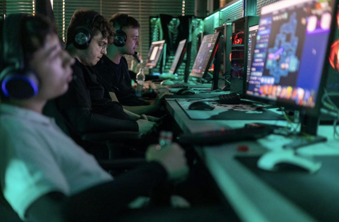 LFT for any project VRC/VCL

- Mainly Controller, but open to play new roles
- 2nd IGL, great mid round calls
- Any region
- Fulltime, very flexible schedule
- Fluent in English
- Dedicated and motivated like always to prove my worth and work in perspective project

RT's and