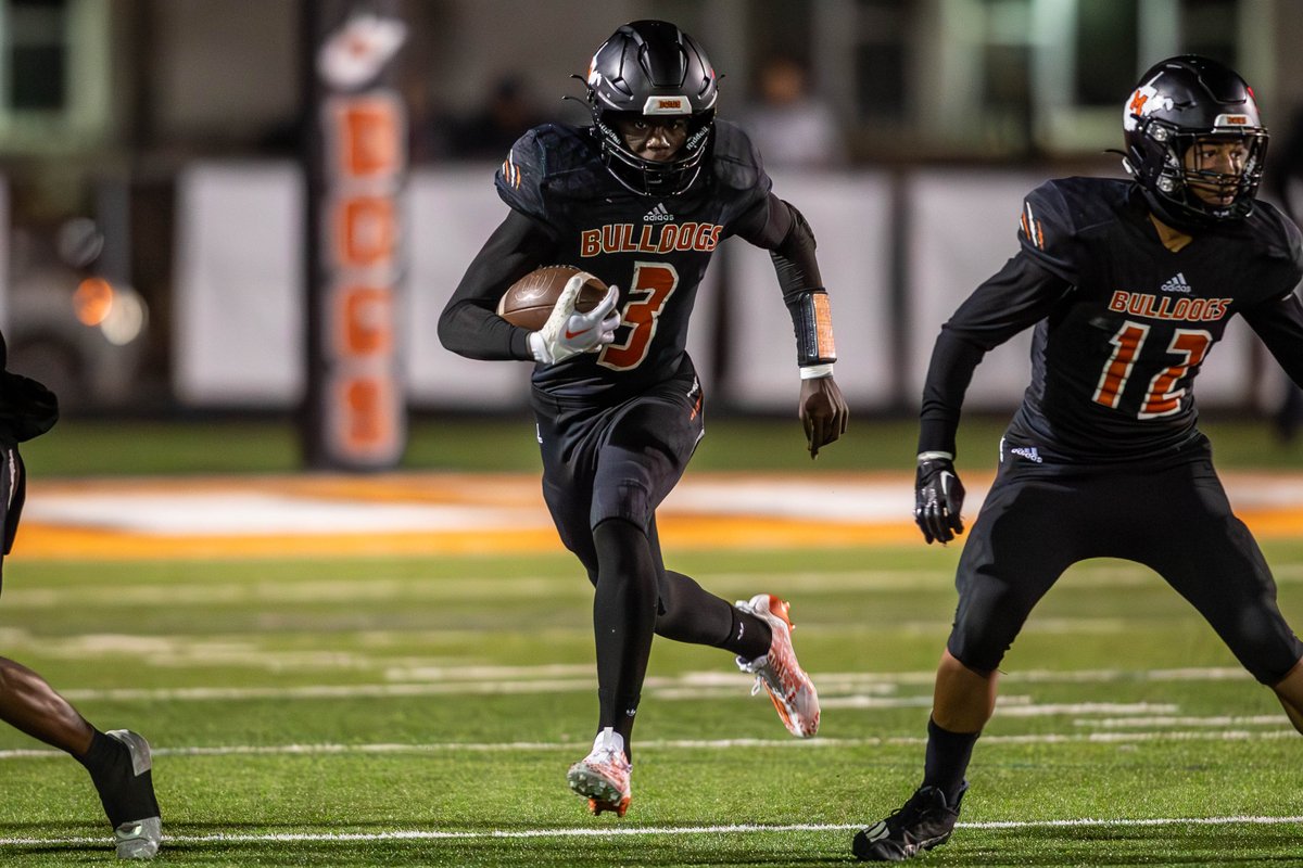 MetroNewsSports's tweet photo. Class AAA semifinal:

No. 3 Martinsburg (11-0) at No. 2 Huntington (11-1)

Saturday, November 25, 1:30 p.m. #wvprepfb https://t.co/zSJzfCaRI9