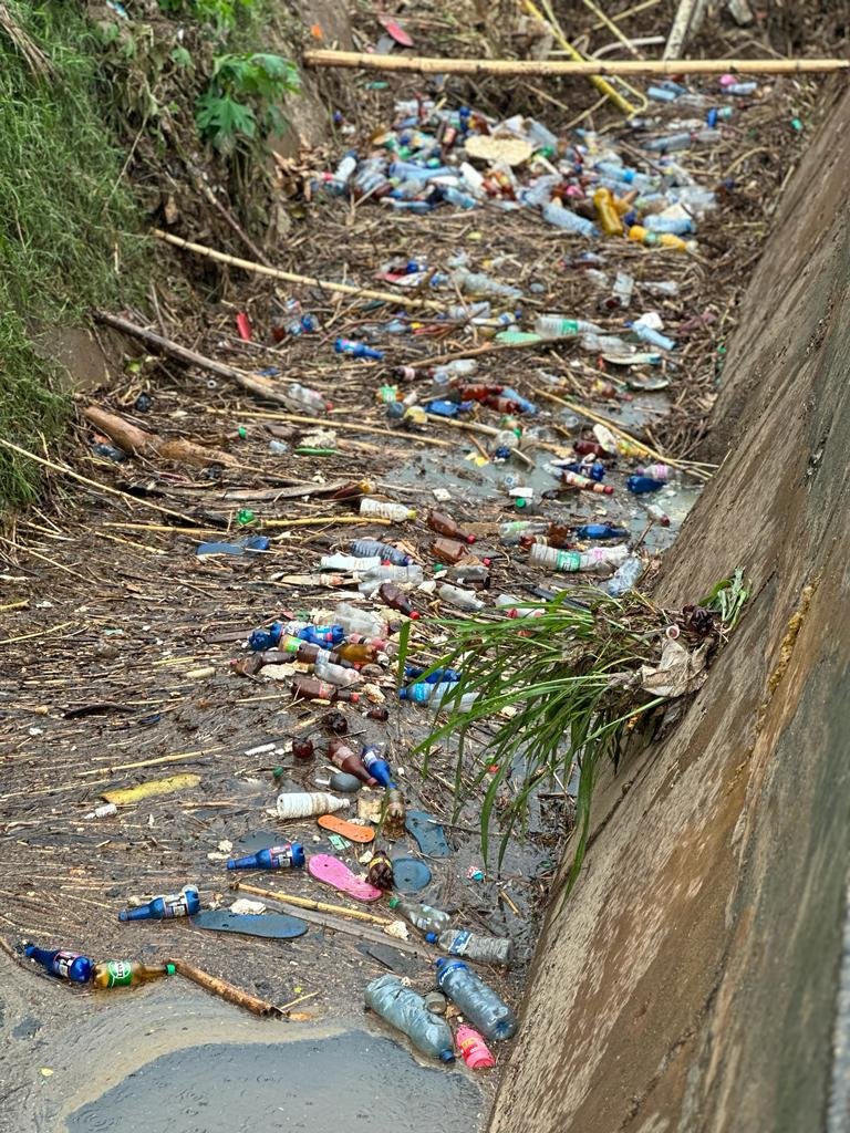 AgasakaPlastic's tweet photo. Au Burundi, ces plastiques bloquent les tuyaux de canalisation et les égouts, provoquent les inondations qui polluent sensiblement les rivières et lacs, et cela affecte la santé humaine et l'environnement.

#abatwip #burundi https://t.co/dJOY9OZ223