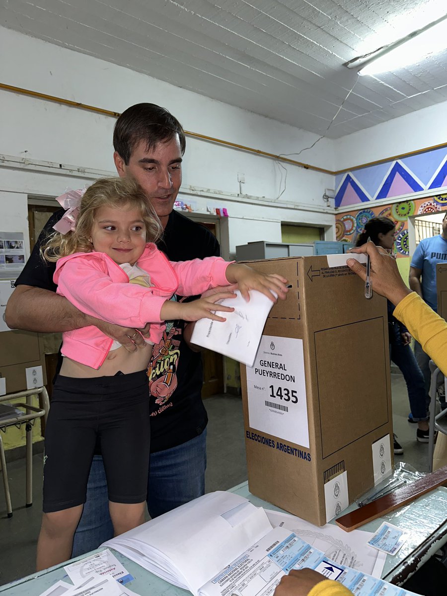 Ya vote 🗳️
Disfrutando de una nueva jornada de nuestra democracia. Nuevamente con el placer extra de ir acompañado con mi hermosa hija.
🇦🇷ARGENTINA 🇦🇷

#EleccionesArgentina2023