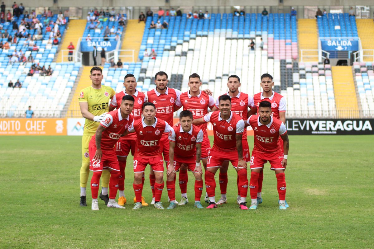 Jpmonreal9's tweet photo. Ahora que pasaron unos días de nuestra dolorosa eliminación quería despedirme y agradecer a la gente de este lindo club , cada hincha, trabajador y compañero del  Uní Uní que desde el día uno me demostraron su cariño, muchas muchas muchas gracias. ⚪️🔴 https://t.co/FFl3znP7Sk