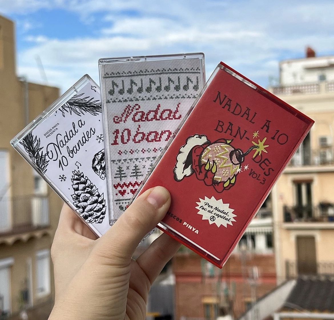 A instagram estem rifant un pack dels 3 recopilatoris. La cinta de la dreta està esgotada de fa mesos i per tot el país hi ha gent pidolant per tenir-la. Jo no m’ho pensaria dos cops, la verdat.