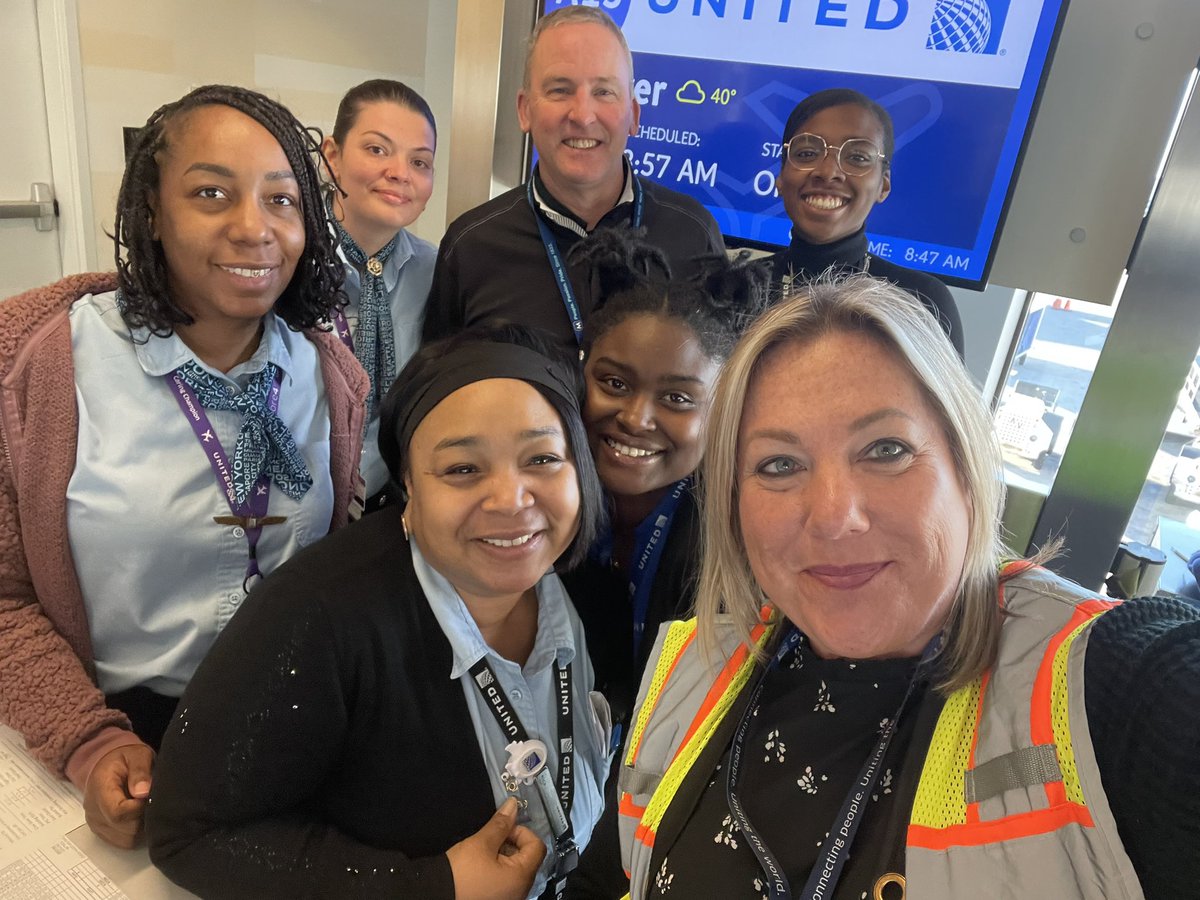 Hello from this fantastic team from CVG! Four on-time STAR ⭐️ departures daily servicing EWR/ORD/IAH/DEN ✈️. @Jmass29Massey @jacquikey