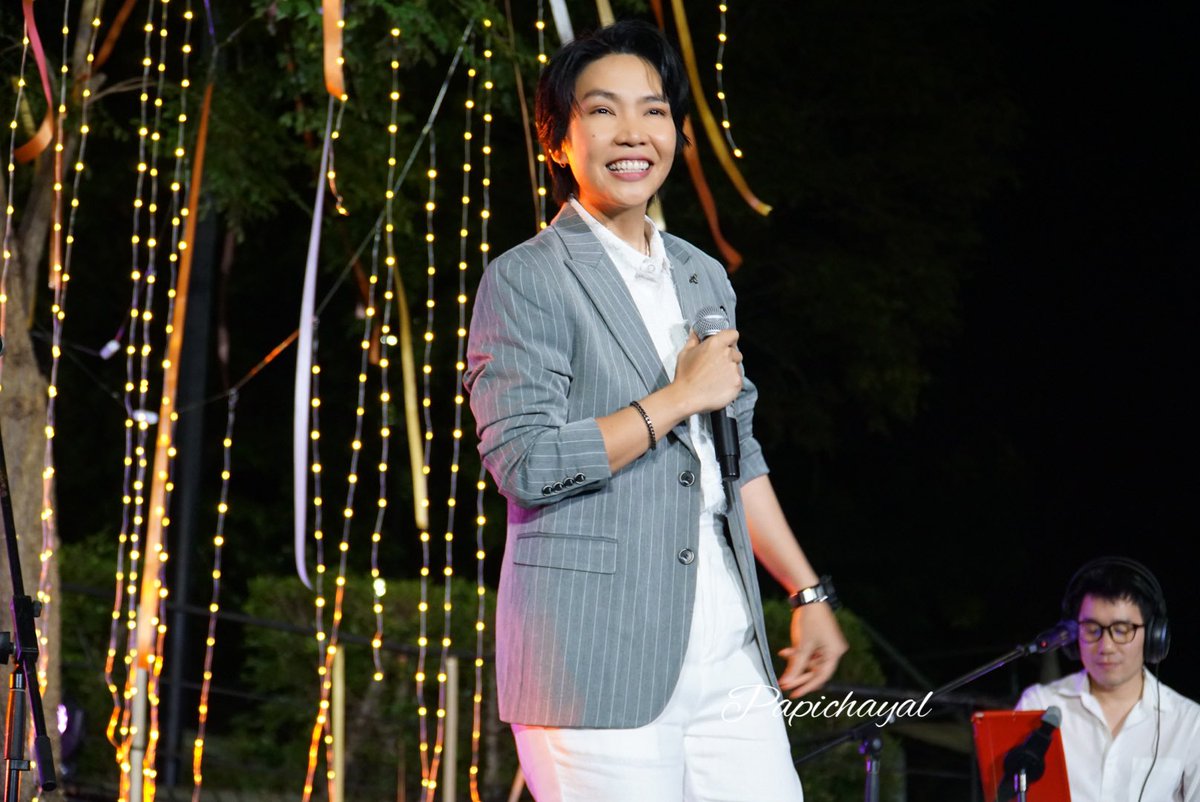 Papichayal's tweet photo. ดีใจที่ได้เจอนะค้าาา ขอบคุณสำหรับเพลงเพราะๆนะคะ ขอบคุณนะคะที่ทำให้หนูยิ้มออกมาได้แบบไม่รู้ตัวเลย @rosesirintip 
เมื่อวานเป็นวันที่มีความสุขมั่กมากกกกกกก https://t.co/OhNgp6IoRy