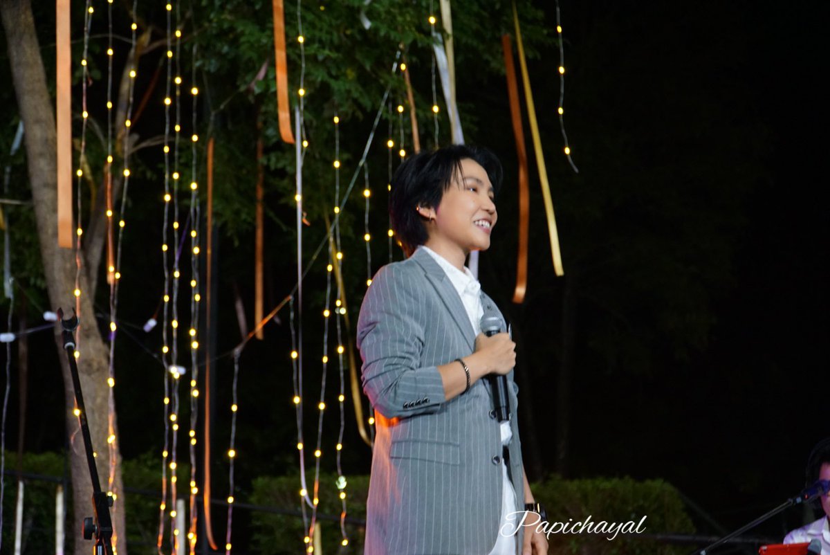 Papichayal's tweet photo. ดีใจที่ได้เจอนะค้าาา ขอบคุณสำหรับเพลงเพราะๆนะคะ ขอบคุณนะคะที่ทำให้หนูยิ้มออกมาได้แบบไม่รู้ตัวเลย @rosesirintip 
เมื่อวานเป็นวันที่มีความสุขมั่กมากกกกกกก https://t.co/OhNgp6IoRy