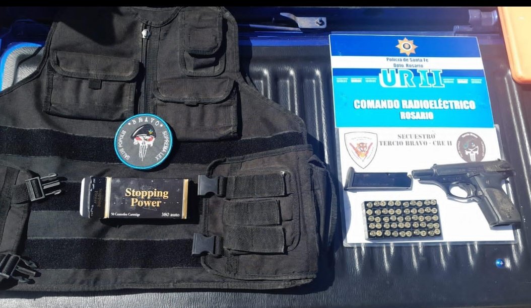 RodrigoMiro76's tweet photo. Una llamada anónima al 911 denunció que en Arequito al 900 había un hombre vinculado al crimen en Rosario del policía Leoncio Bermúdez. Tenía en su poder un arma y un chaleco antibalas. Lo detuvieron y ahora se investigará si tuvo relación con el hecho del Hospital Provincial. https://t.co/uBhYpnTQAD