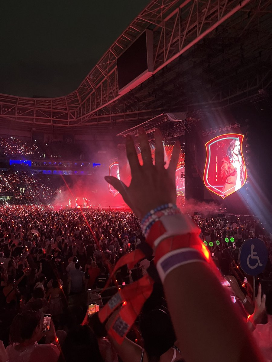 PlanetaAnahiBra's tweet photo. Chegou ao fim a minha aventura. Gratidão a Deus por me permitir realizar meu maior sonho. Dois dias de altas emoções, muito choro e o que fica é o coração quentinho por ter vivido tudo isso. Obrigada por tudo! ✨👔🩷 @anahi @maiteperroni @christiancha @christopheruck @DulceMaria https://t.co/HAUsZ8hUV4