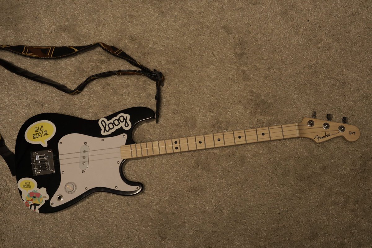 rsk_nak's tweet image. 子がエレキギターに興味を持ち始めたので、ここぞとばかりに目をつけていた子供用ギターを買い出しに行く。
我が家のギター弾き人口が1人増えた。
 #fender #loog